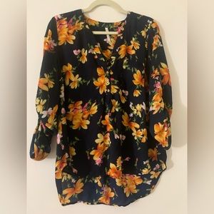 Pullover floral blouse with button detail